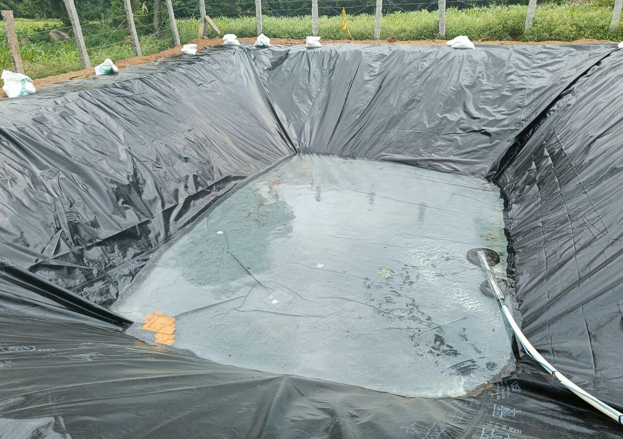 Farm pond using geomembrane with a solar powered motor pump